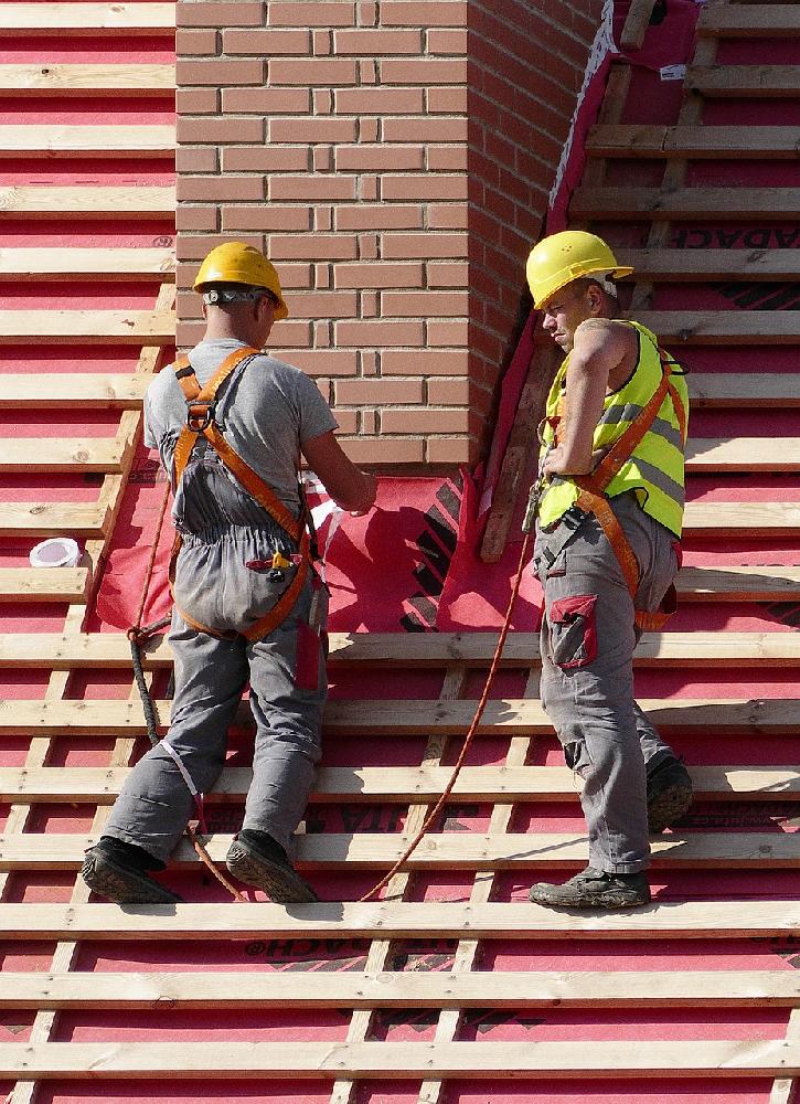 Budowa domu – samodzielnie czy z profesjonalną ekipą budowlaną?